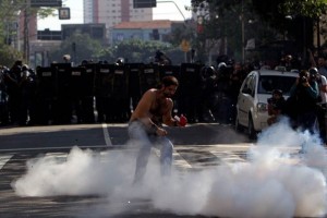 Un manifestante se enfrenta con la polica durante una protesta aproximadamente a 10km de la Arena d