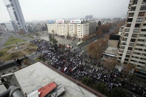 En la capital, los manifestantes marcharon por la principal arteria de la ciudad, pasando frente al 