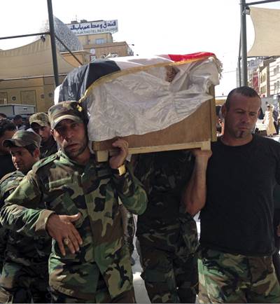 Miembros de la milicia chi Asaib Ahl al Haq (liga de los justos) participan en el funeral de uno de