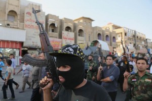 Combatienes tribales chitas alzan sus armas y corean lemas contra el grupo Estado Islmico en Irak 