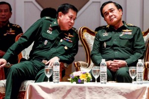 El general Prayuth Chan-ocha (d) reiter el plan en tres fases previsto por los militares, que prev