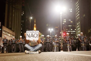 Brasil: la polica frena protestas con gases