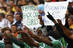 Aficionados muestran carteles durante el partido entre Nigeria y Argentina en el Mundial de futbol p