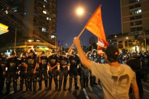 Los manifestantes, muchos de los cuales llevaban pancartas con consignas, se colocaron delante de lo