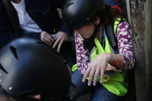 Una periodista herida recibe atencin mdica durante una protesta contra la realizacin de la Copa M