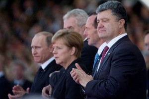 Poroshenko (d) acord el viernes con Vladimir Putin (i) que un emisario ruso viajar este domingo a 