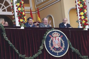 El Rey Juan Carlos aplaude la faena del diestro Julin Lpez 