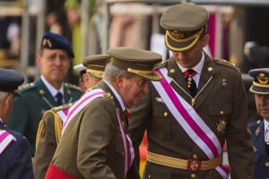 El Rey Juan Carlos, acompaado por el Prncipe de Asturias