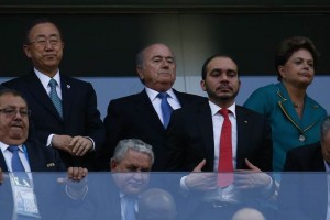 Con el silencio en el palco de honor donde estaban instaladas las personalidades tanto de la FIFA co
