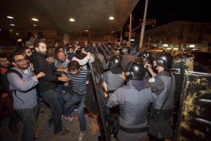 Miembros de la polica se enfrentan con huelguistas frente a la estacin del Metro Ana Rosa, durante