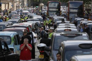 Taxistas europeos protestan contra apps; provocan caos vial