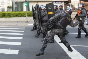 Miembros de la polica se enfrentan con huelguistas y manifestantes frente a la estacin del Metro A