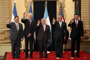 La foto oficial de la reunin de alto nivel entre Mxico, Estados Unidos y Centroamrica, celebrada 