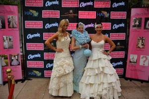 Los trajes fueron hechos exclusivamente con papel higi�nico y utilizaron pegamento, agujas e hijo pa