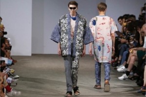 Brocados y color para el hombre en Pars Chaquetas con brocado predominaron en los diseos de Walter Van Beirendonck
