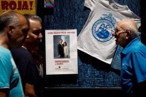 Los antepasados de Felipe VI En Madrid hay todo tipo de objetos con la imagen de los futuros reyes espaoles