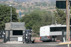 En Nogales, Arizona, menores migrantes que viajaban solos y fueron capturados por las autoridades es