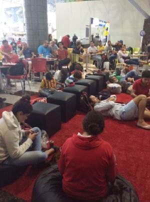 Los mexicanos tuvieron que dormir en el aeropuerto de Recife porque no hay cuartos disponibles en lo