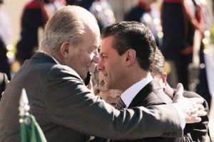 El rey Juan Carlos saluda a Enrique Pe�a Nieto, �ltimo mandatario a quien recibe antes de dejar el t