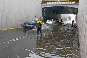 El pasado s�bado, las fuerte precipitaciones provocaron encharcamientos en v�as r�pidas como el bajo