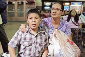 La salvadorea Mara Eva Casco se rene con su hijo Christian, quien viaj solo hasta EU, en una est