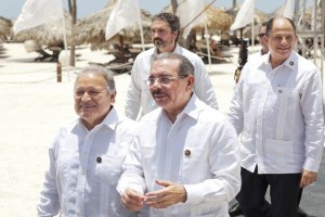 Los presidentes Salvador Snchez, Danilo Medina (en primer plano) y Luis Guillermo Sols (atrs a la