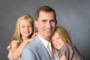 El pr�ncipe Felipe, junto a sus hijas, las infantas Leonor y Sof�a, en una imagen difundida ayer