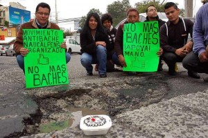 �El bache de oro� cumpli� dos a�os en el cruce de las avenidas Los Arcos y Los Remedios 