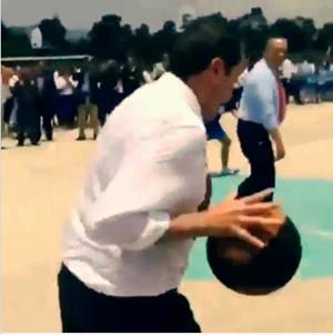 Ambos pol�ticos dejaron la formalidad y sin saco ni corbata jugaron b�squet con un grupo de ni�as de