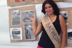 La joven muestra algunas de las fotografas de la exposicin montada en la explanada municipal