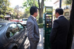 Critican permisos del GDF para instalar parqumetros Imagen de archivo de los aparatos