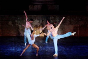 La compaa, formada por 40 bailarines, presenta ms de 80 funciones alrededor del mundo, manteniend