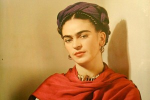 El museo expone la obra de Frida Kahlo en dos secciones, contrastando el ambiente de fiesta y color 