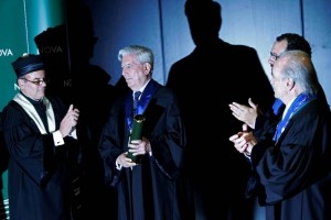 Momento de recepcin del Honoris Causa de parte del Nobel de Literatura peruano en la Universidad No