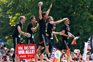 Reciben miles de aficionados a selecci�n alemana