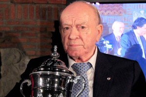Muere Alfredo di Stfano a los 88 aos El exfutbolista argentino Alfredo Di Stefano, presidente de honor del Real Madrid