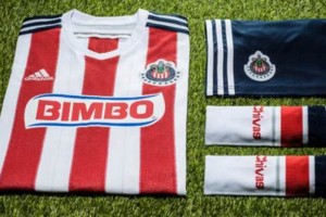 El nuevo jersey de local de Chivas luce las tradicionales  franjas verticales rojo y blanco, as� com