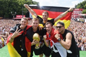 Alemania as� festej� con sus aficionados en casa