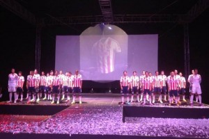 Delgadas l�neas color plata en cada una de las rayas blancas son la principal novedad de esta indume