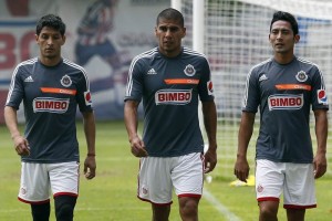 Esta ser� la segunda etapa del defensa Carlos Salcido (centro) en las Chivas Rayadas de Guadalajara