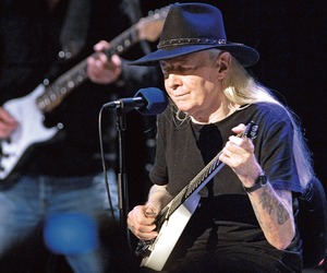 Hallan muerto a Johnny Winter