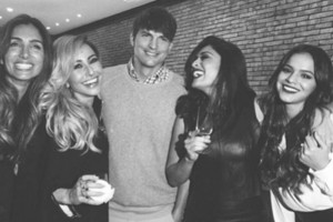 El actor y Bruna Marquezine (d) fueron invitados a la misma fiesta