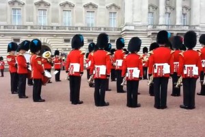 Los turistas que paseaban por el Palacio de Buckingham pudieron atestiguar en unos de los cambios de