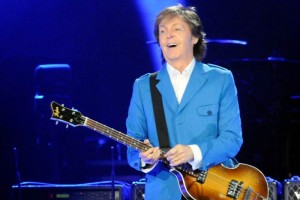 Durante el show, McCartney invit al escenario a una pareja, luego de que una mujer levant una panc