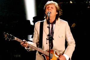 Tras la disolucin de The Beatles, McCartney fund Wings junto a su entonces esposa, Linda, y el gui