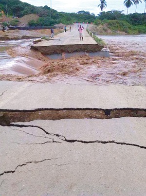 Colapsa puente de Acapulco por lluvia