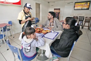 <b>Historia.</b> Hermanos dan techo y trabajo