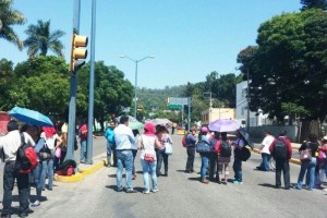 Bloquean alumnos de la Normal crucero en Oaxaca