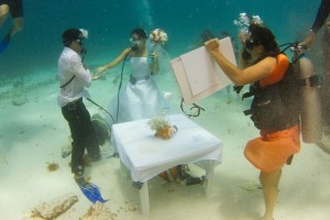 Cancn, ahora un destino de bodas subacuticas En las bodas submarinas la novia puede portar su vestido de boda y lanzar el ramo