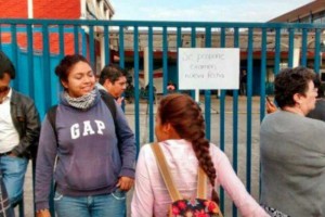 Los aspirantes se mantienen afuera del plantel para conocer una postura oficial de autoridades educa